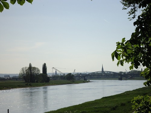 Blick zur Waldschlchenbrcke und historischen Stadtzentrum von Dresden